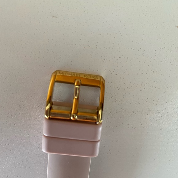 MICHAEL KORS Access Gen 4 Runway Smartwatch (GOLD)
w/ Additional Silicone Band - Picture 9 of 16